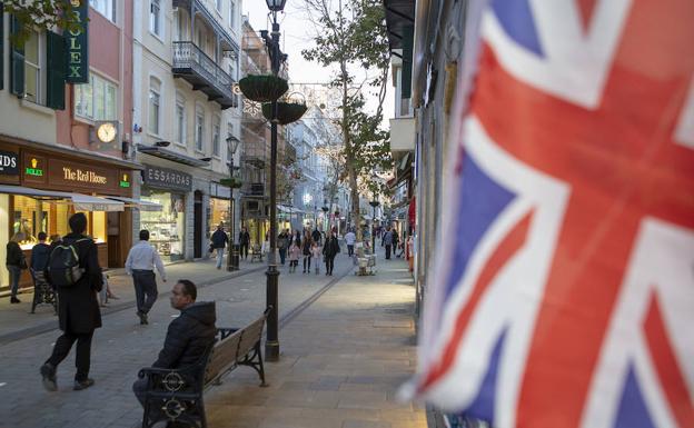 Gibraltar denuncia la incursión en sus aguas de un buque español con el himno español a toda voz