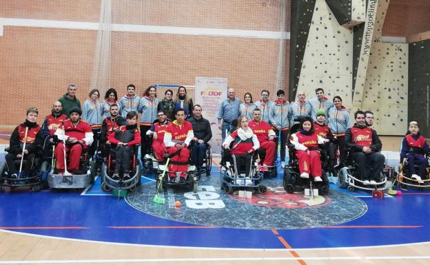 La alcaldesa de San Andrés visita a la selección española de hockey en silla de ruedas eléctrica