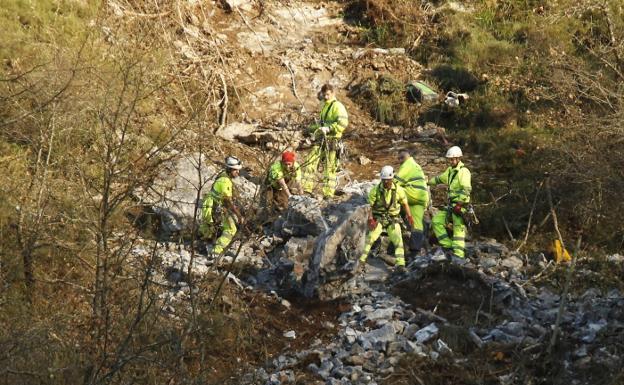 Fomento vuela las rocas que amenazaban las vías en Pajares para reabrirlas al tráfico