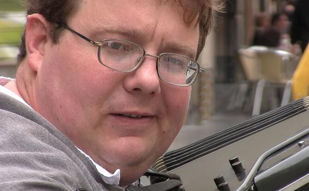 Arty, el músico urbano, lanza un grito de auxilio para quedarse en León ante el «bloqueo del Ayuntamiento»