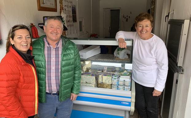 La consejera Milagros Marcos saborea in situ en el Valle de Valdeón el 'mejor queso azul de España'