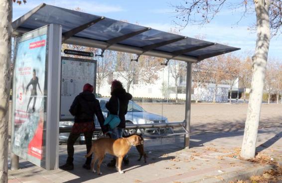 Trasladan al hospital a un chófer de Auvasa afectado por humo del hachís que fumaban unos jóvenes