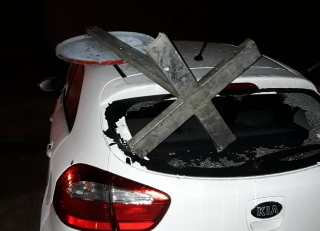 Destrozan un vehículo estacionado en el Polígono X tras arrojarle una señal de tráfico