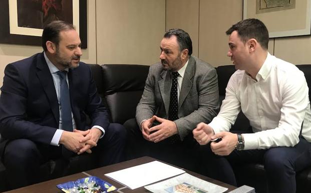 El PSOE de León pide a Ábalos una conexión ferroviaria entre León y Ponferrada de una hora