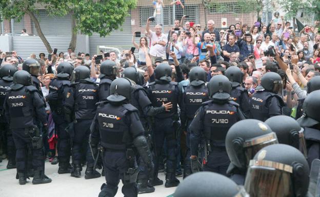 Procesan al primer alcalde por incitar al odio contra la Policía Nacional tras el 1-O