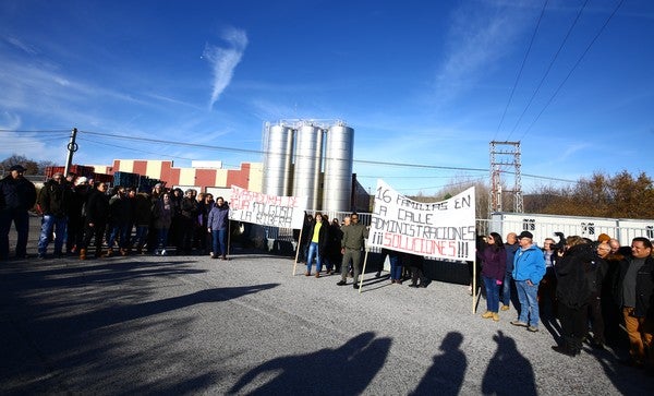 Concentración de trabajadores en la embotelladora de agua de La Ribera de Folgoso