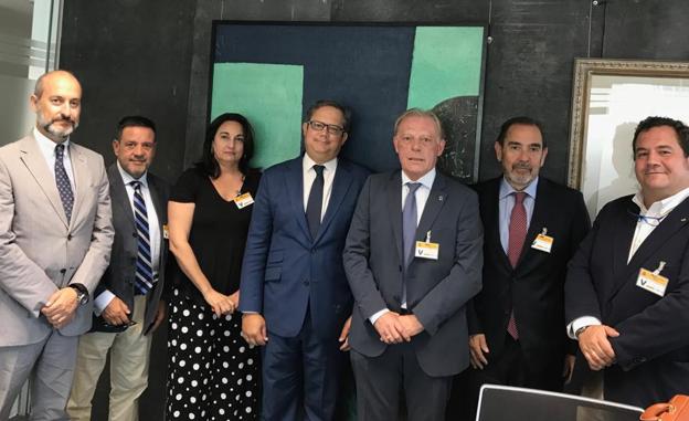 Reyes Maroto abre una comisión para que vuelvan los periodos habituales de rebajas en el comercio