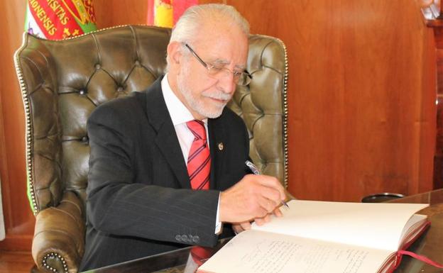El viernes presenta el libro 'Cuentos de la naturaleza' de José María Merino