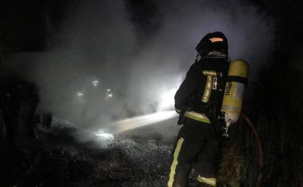 Los bomberos sofocan un incendio en un trailer en la A-60 a la altura de Valdefresno