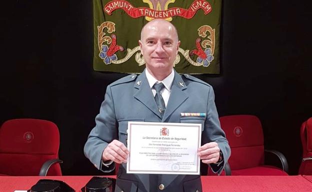 Un guardia civil de León recibe un premio por el Plan Director para la Convivencia y Seguridad Escolar