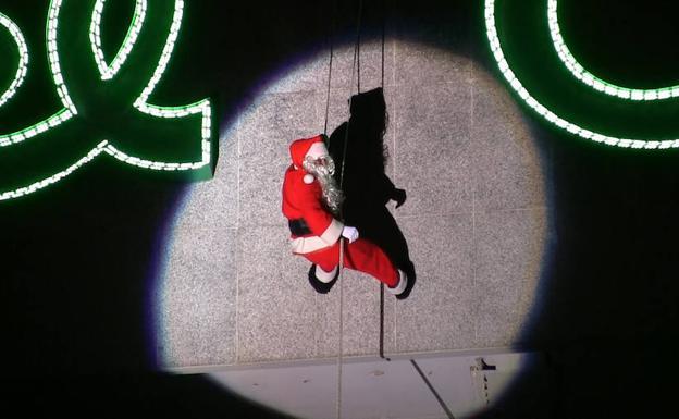 Papá Noel descenderá este sábado por la fachada de El Corte Inglés con una fiesta infantil