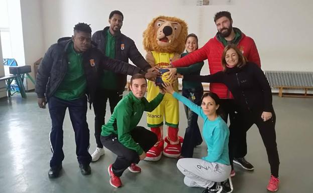 El Basket León visita un colegio de Valencia de Don Juan