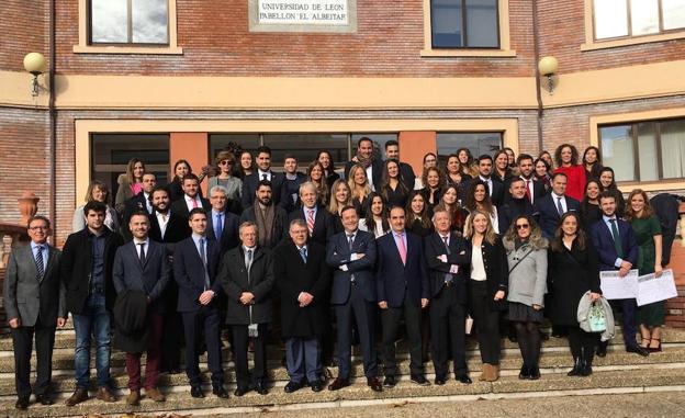León se consolida como centro de formación de cirujanos bucales y el rector de la ULE arropa a la nueva promoción en su acto de graduación