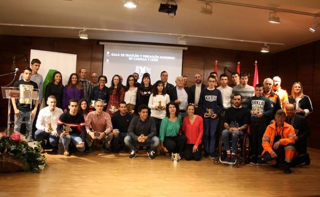 El triatlón de Castilla y León reconoce la trayectoria de Kevin Viñuela