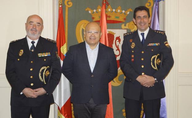 El subdelegado del Gobierno recibe al nuevo comisario provincial de León, Miguel Ángel del Diego