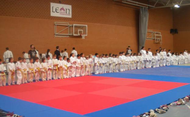 Tres centenares de judokas se 'disputan' la Navidad en León