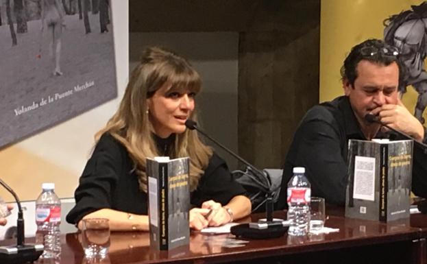 La leonesa Yolanda de La Puente presenta su novela 'Cuerpos de barro, almas de piedra'