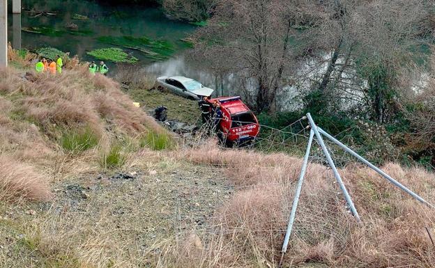 Fallece un conductor tras caerse por un desfiladero en la AP-66 en Barrios de Luna