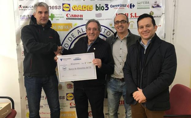 Cementos Cosmos y sus empleados donan 3.000 euros a los Bancos de Alimentos de Toral y de Ponferrada