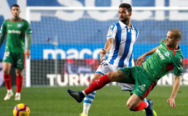 El Alavés mete en serios problemas a una Real Sociedad irreconocible