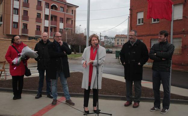 La doctora Manuela Cabero inaugura la nueva calle que lleva su nombre en Veguellina