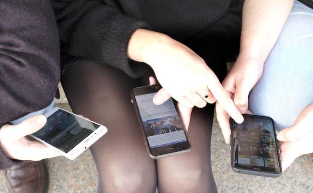 El 42% de las chicas de 17 años son adictas al móvil en la comunidad