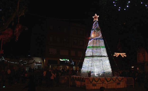 Veguellina enciende su tradicional árbol ecológico