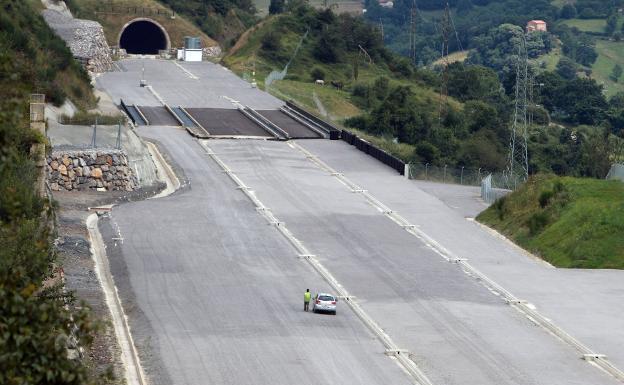 La vía con ancho internacional de la Variante de Pajares obligará a reducir la velocidad de los trenes a 180 kilómetros