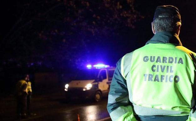 El aparatoso vuelco de un camión en Villamañán se salda sin heridos