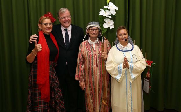El alcalde visita la Residencia de Mayores 'Virgen del Camino' en su fiesta de Navidad