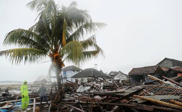 Indonesia advierte del «clima extremo» y eleva a 430 los muertos por el tsunami