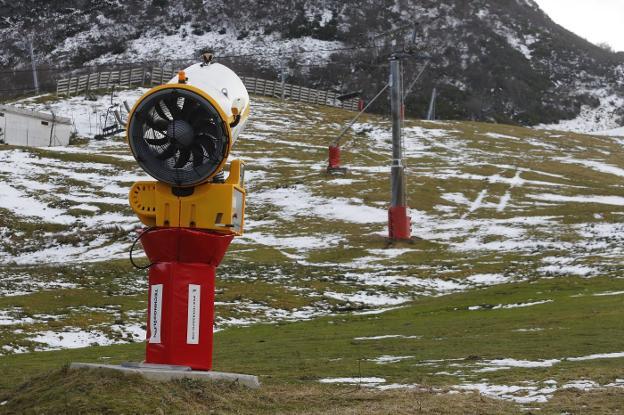 Las estaciones de esquí leonesas calculan pérdidas del 20% tras un diciembre sin nieve