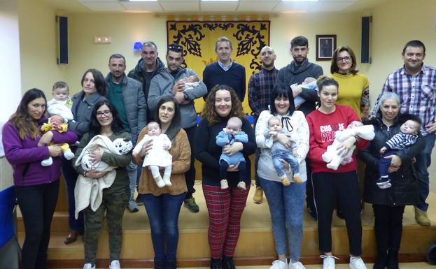 El Ayuntamiento de La Robla entrega las ayudas a la natalidad a los diez nuevos roblanos