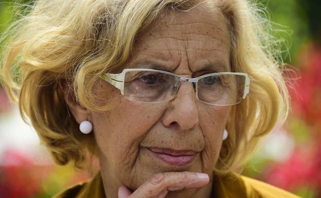 Carmena vuelve al hospital por una infección en el tobillo recién operado