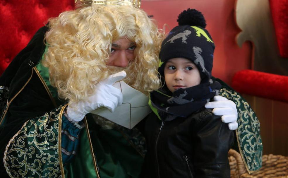 Los Reyes Magos recogen los deseos de los leoneses en León