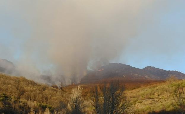 Un fuego en Vega de Gordón permanece activo desde hace dos días sin la actuación de las brigadas antiincendios