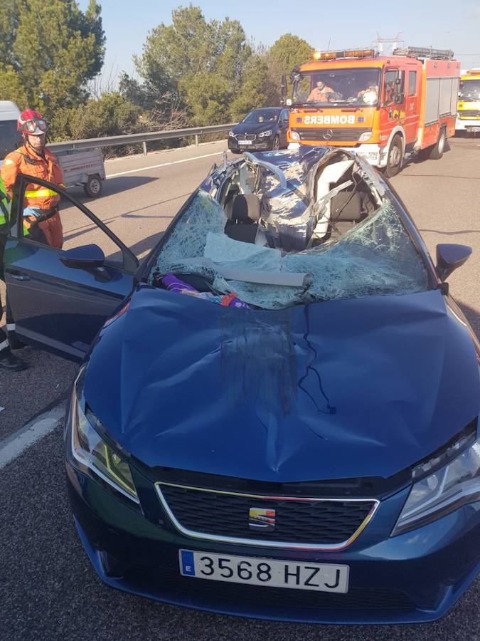 Herida muy grave una pareja al soltarse la rueda de un camión e impactar contra su coche en el 'by-pass' en Manises