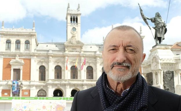 Pérez-Reverte se enzarza en Twitter con la cuenta oficial del Memorial de Auschwitz