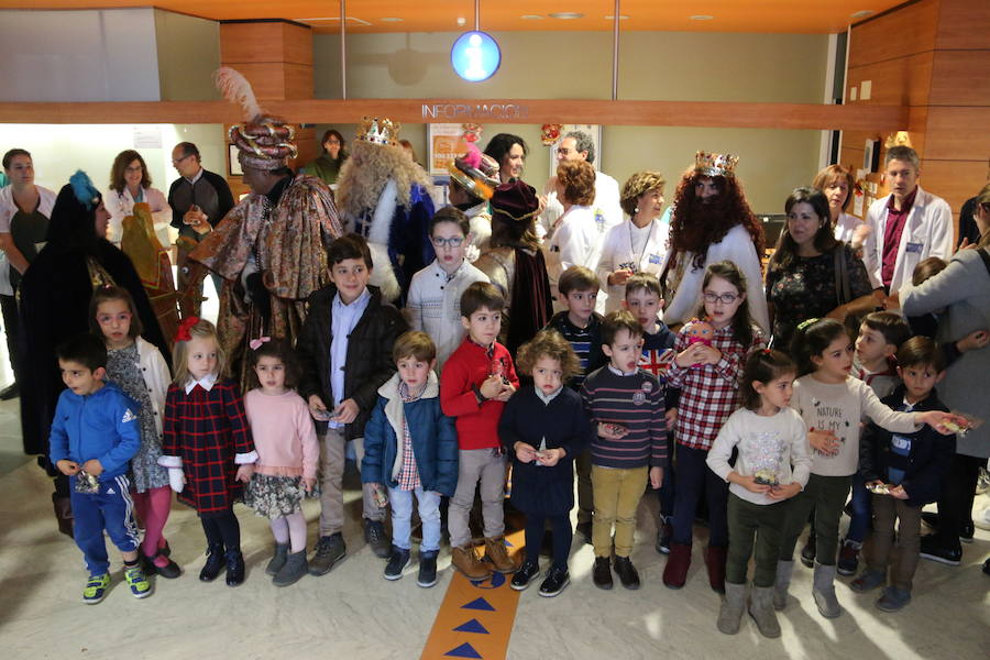 Los Reyes Magos visitan el Hospital de León