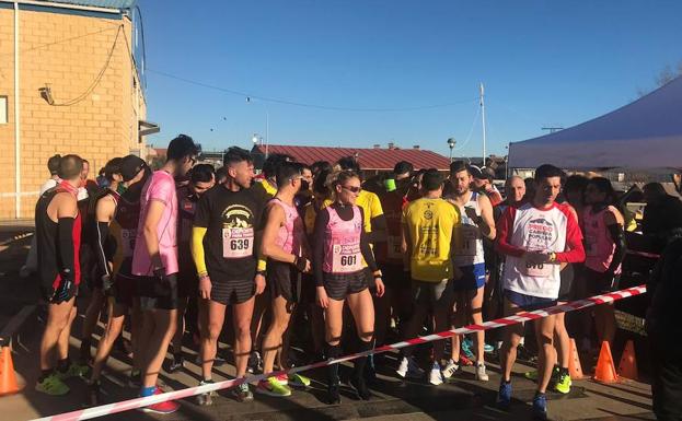 Jesús González y Laura Sánchez se ponen la corona en la VI Carrera de Reyes de Sariegos