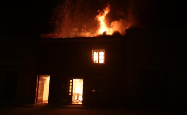 El fuego en una vivienda sorprende a los vecinos de Laguna de Negrillos en plena cabalgata