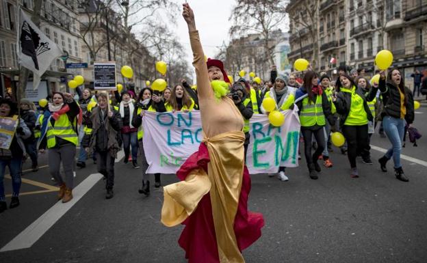 Mujeres 'chalecos amarillos' se manifiestan en Francia para dar una imagen pacífica