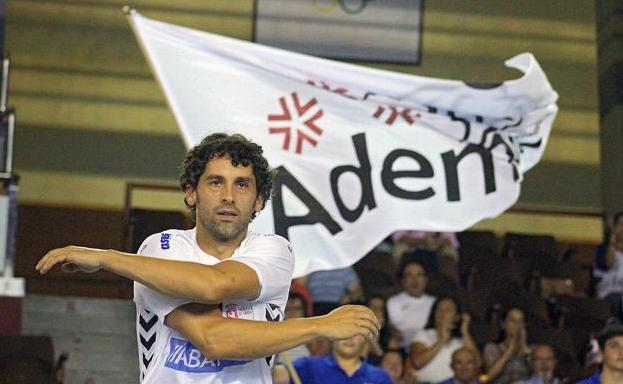 Juanín quiere seguir en el Ademar «hasta que el cuerpo aguante»