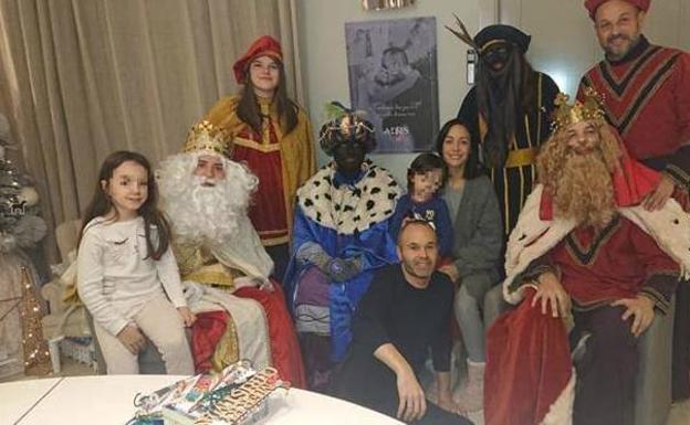 ¿Sabes por qué critican esta foto familiar de Iniesta?