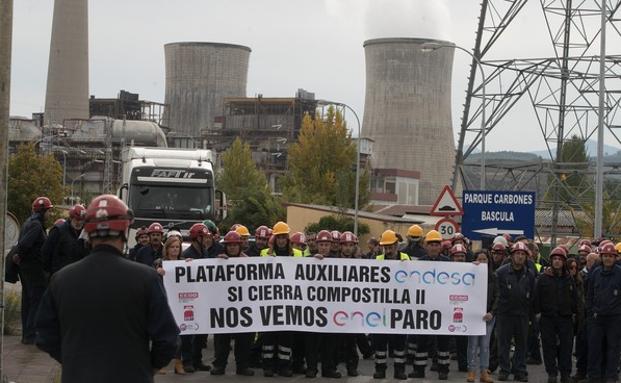 Las auxiliares de Endesa se manifiestan este jueves ante el Ayuntamiento de Ponferrada en demanda de un plan social