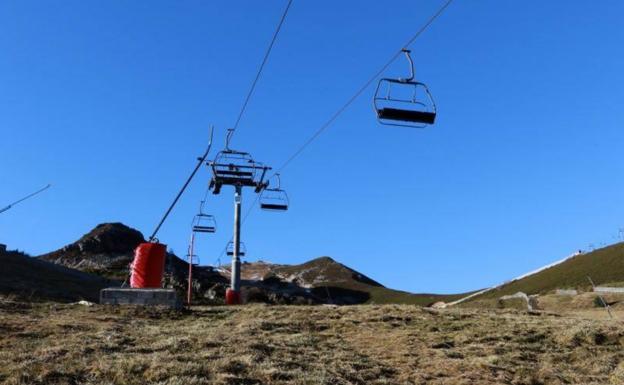 Los responsables de las estaciones de esquí claman por la llegada de nieve