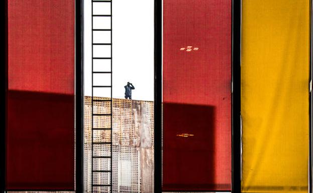 La obra Vigilados se lleva el primer premio del IV Certamen de fotografía urbana contemporánea leonesa