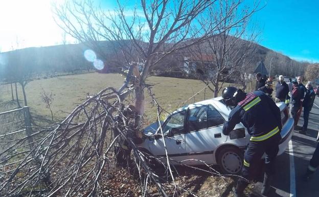 Herido de gravedad un conductor tras salirse de la vía y colisionar contra un árbol en La Garandilla