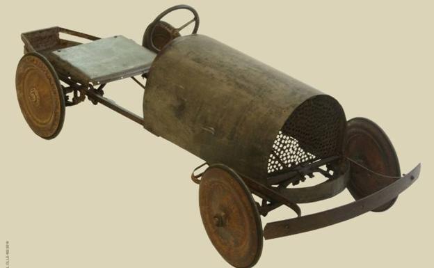La Diputación de León presenta en el Museo Etnográfico Provincial el coche de pedales como la Pieza del Mes de enero