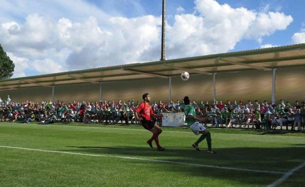 El Ayuntamiento de Astorga ampliará la cubierta de la grada en la Eragudina
